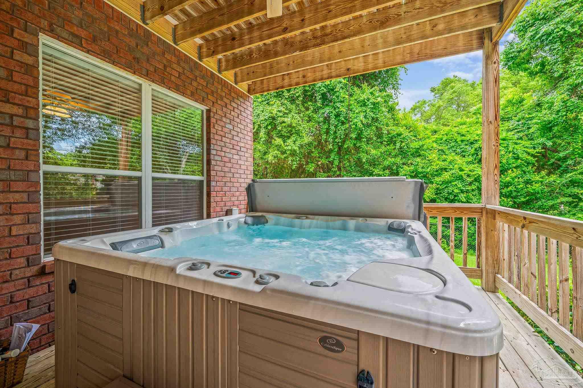 Property Photo: 4610 Peacock Dr FL 32504