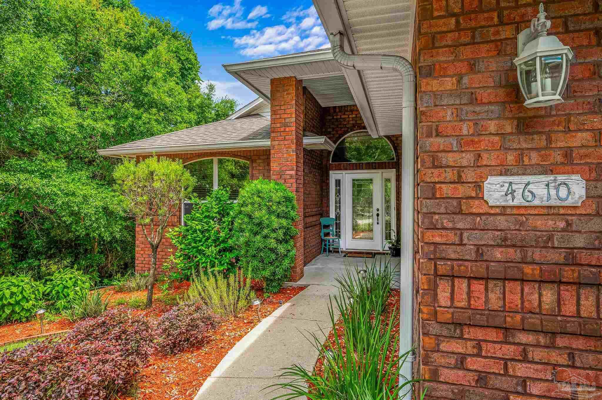Property Photo: 4610 Peacock Dr FL 32504