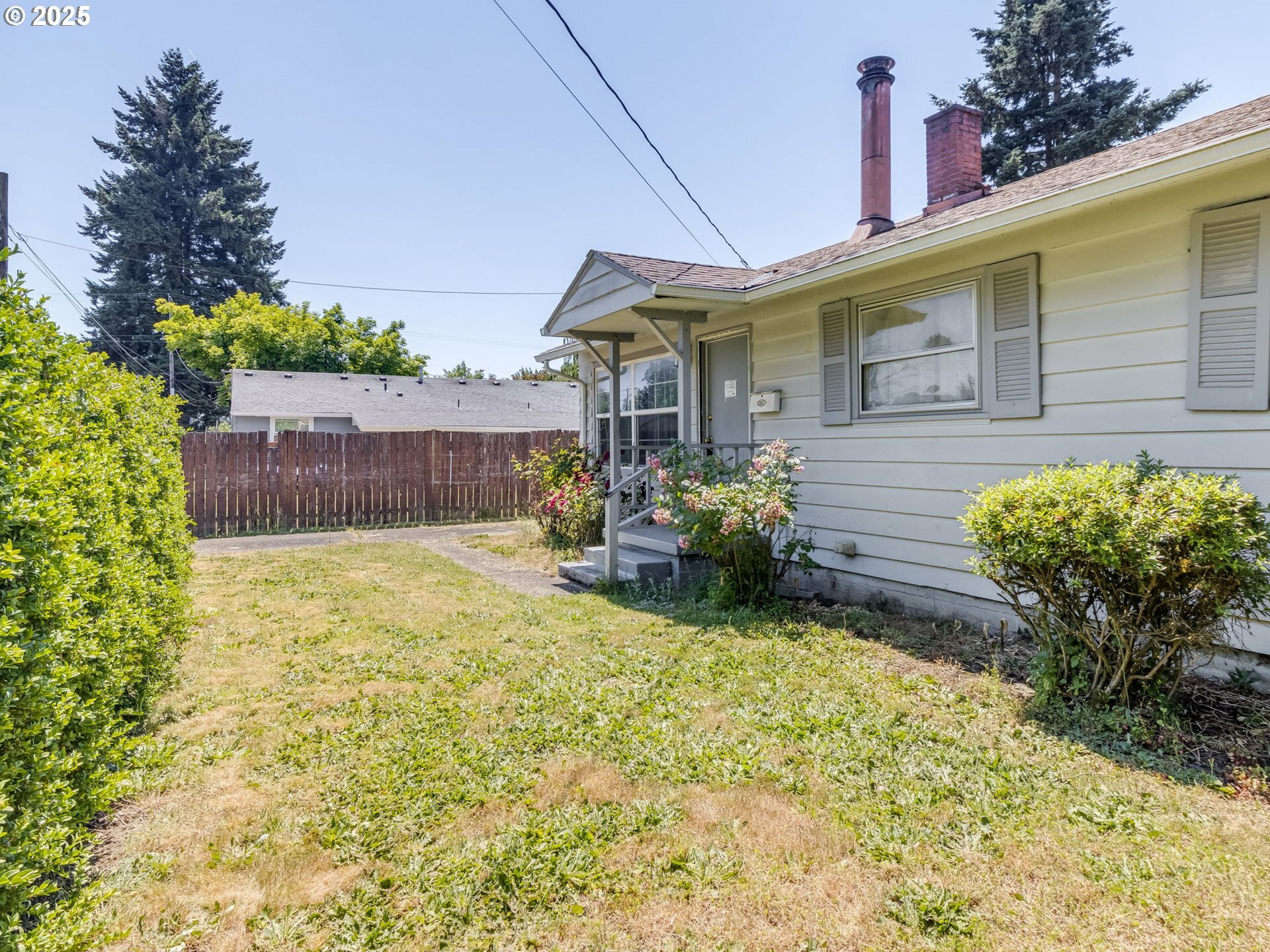 Property Photo: 660 Barton Ave OR 97027