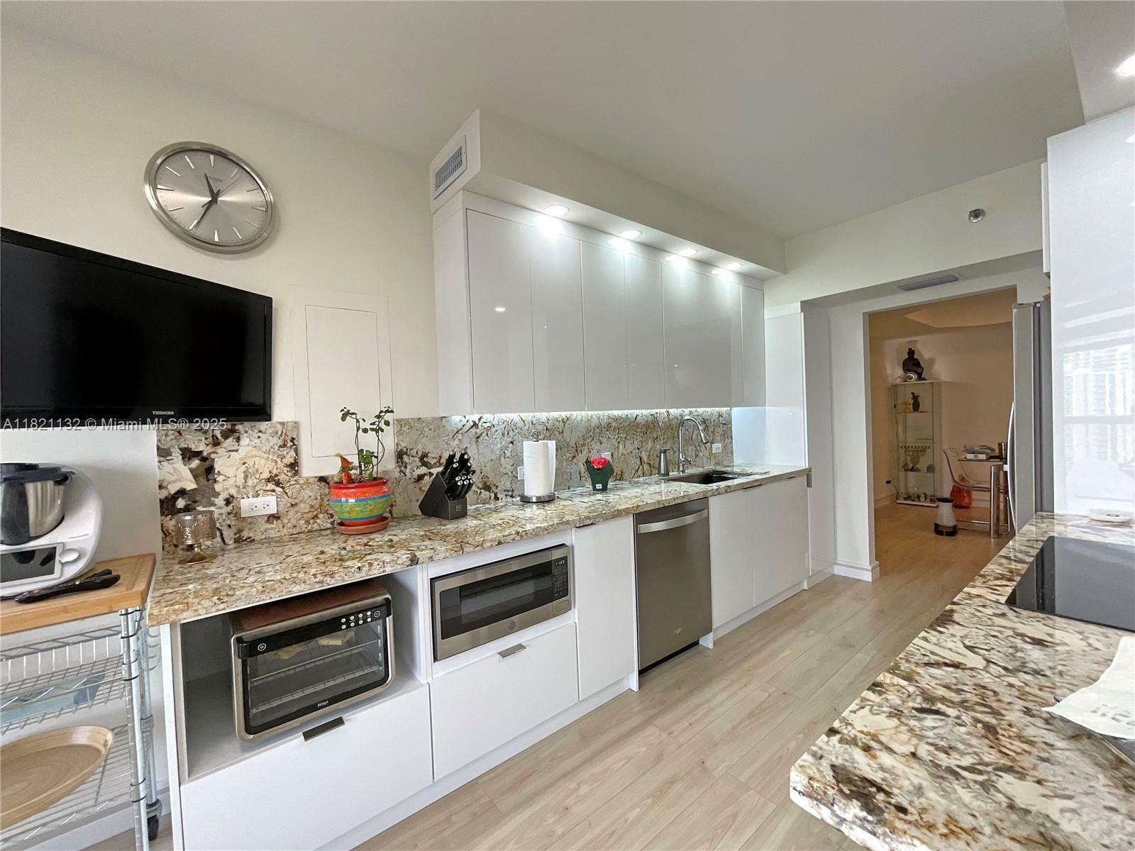 Property Photo:  20191 E Country Club Dr 1903  FL 33180 