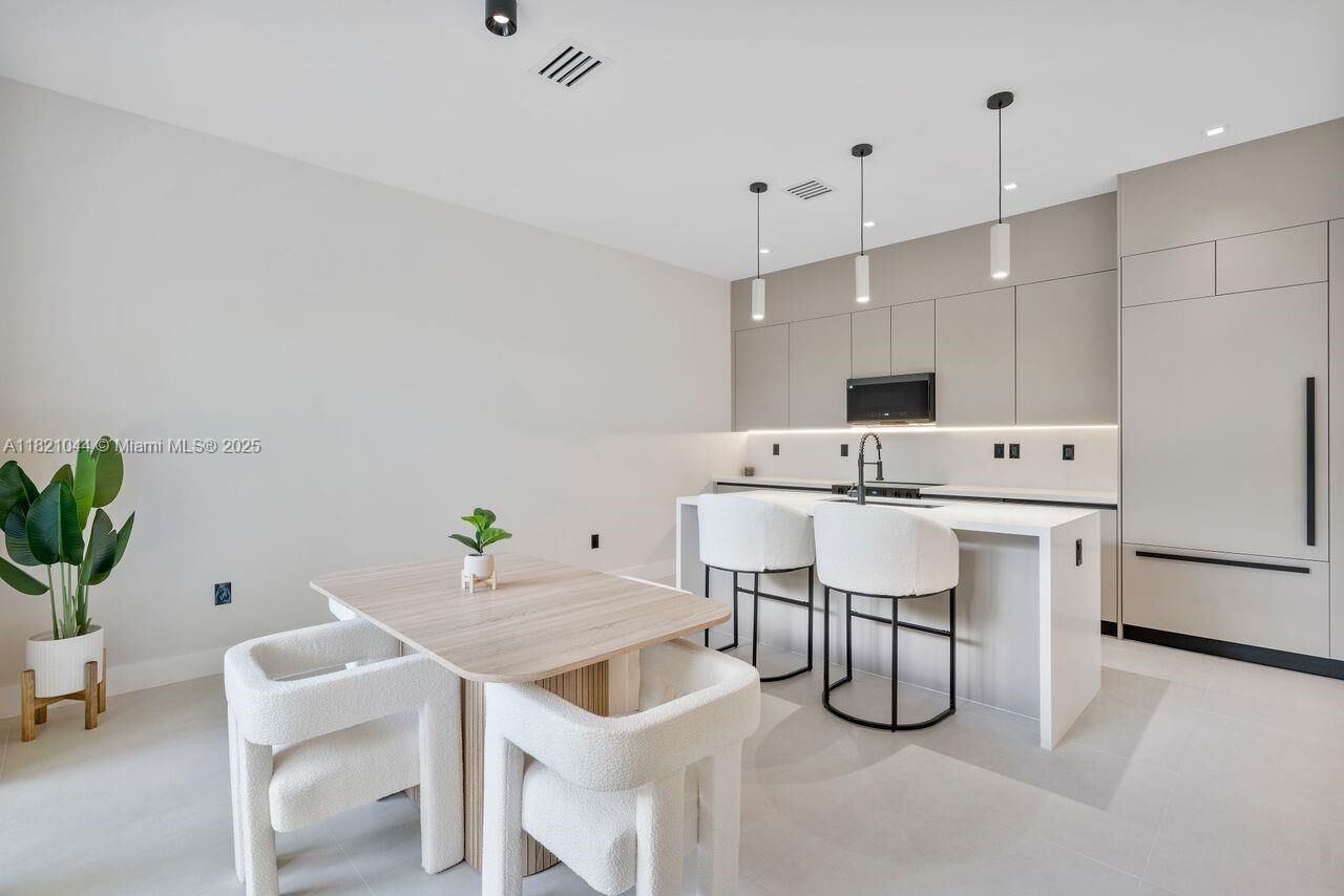 Property Photo:  3318 Day Ave 6  FL 33133 