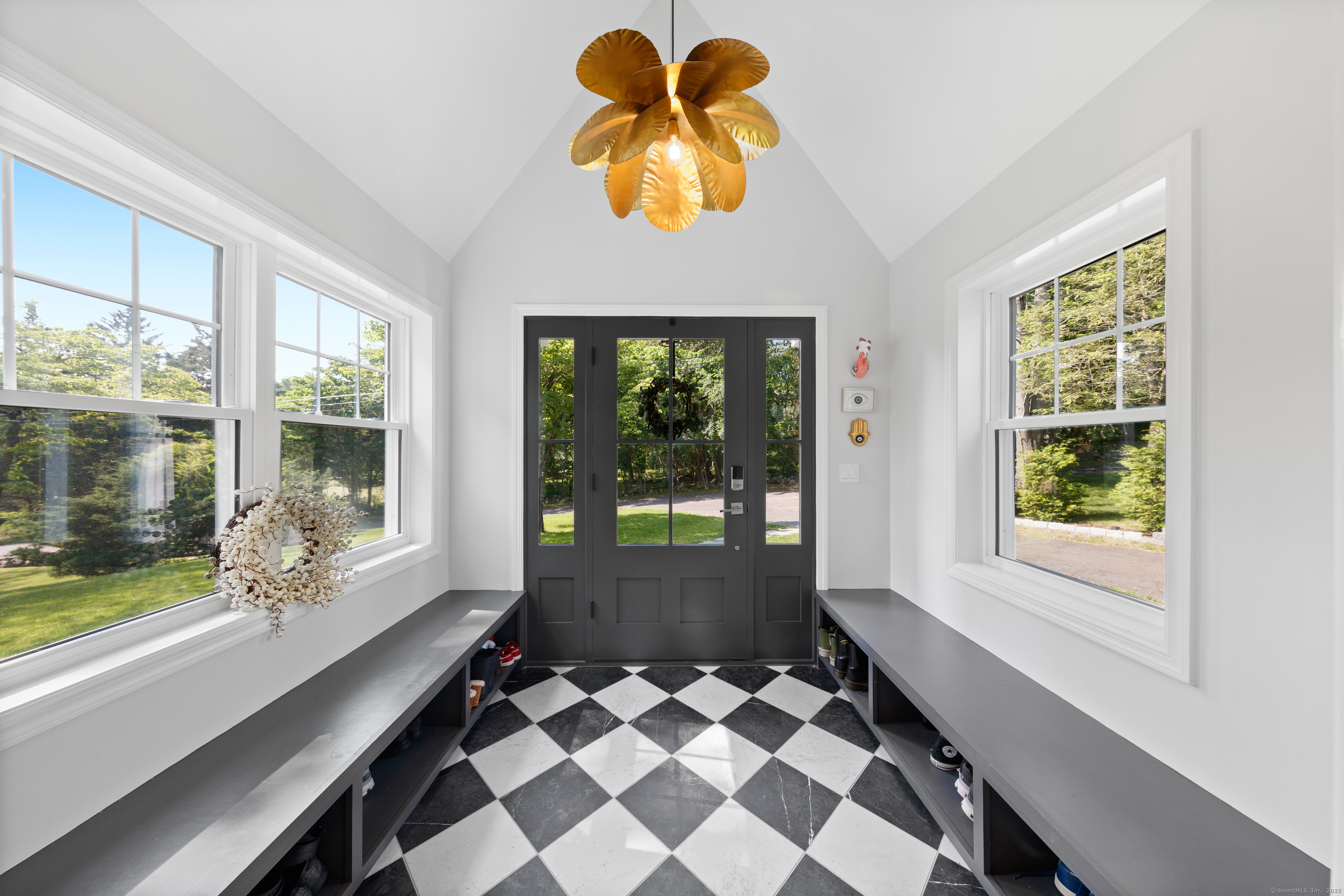 Property Photo: 8 Heather Hill CT 06880