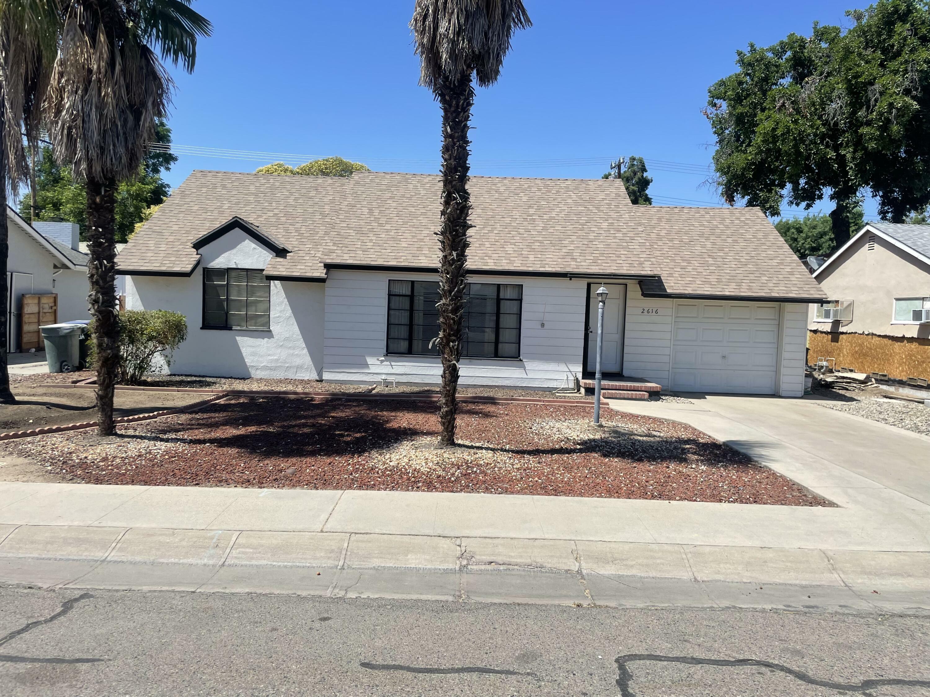 Property Photo: 2616 W Iris Avenue CA 93277
