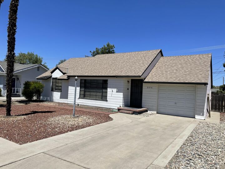 2616 W Iris Avenue  Visalia CA 93277 photo