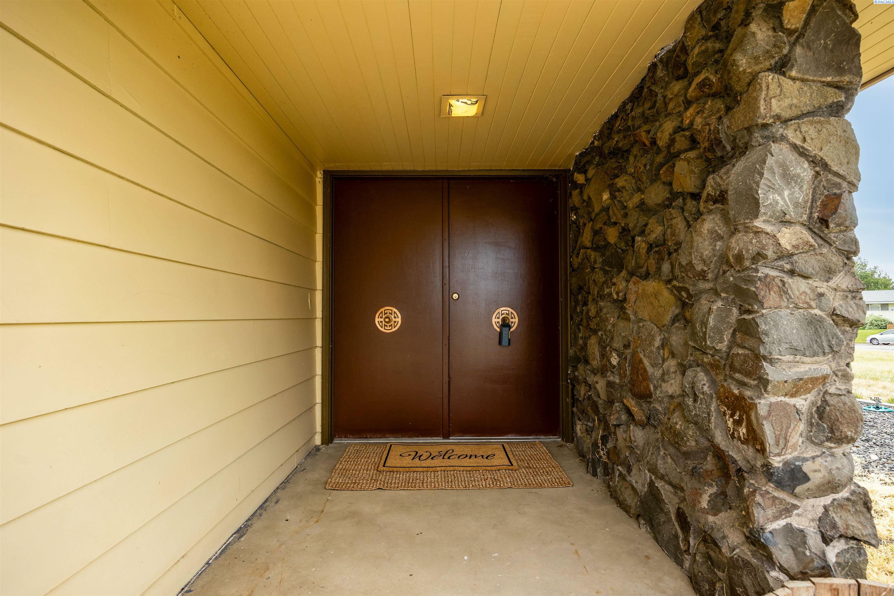 Property Photo: 2036 George Washington Way WA 99352