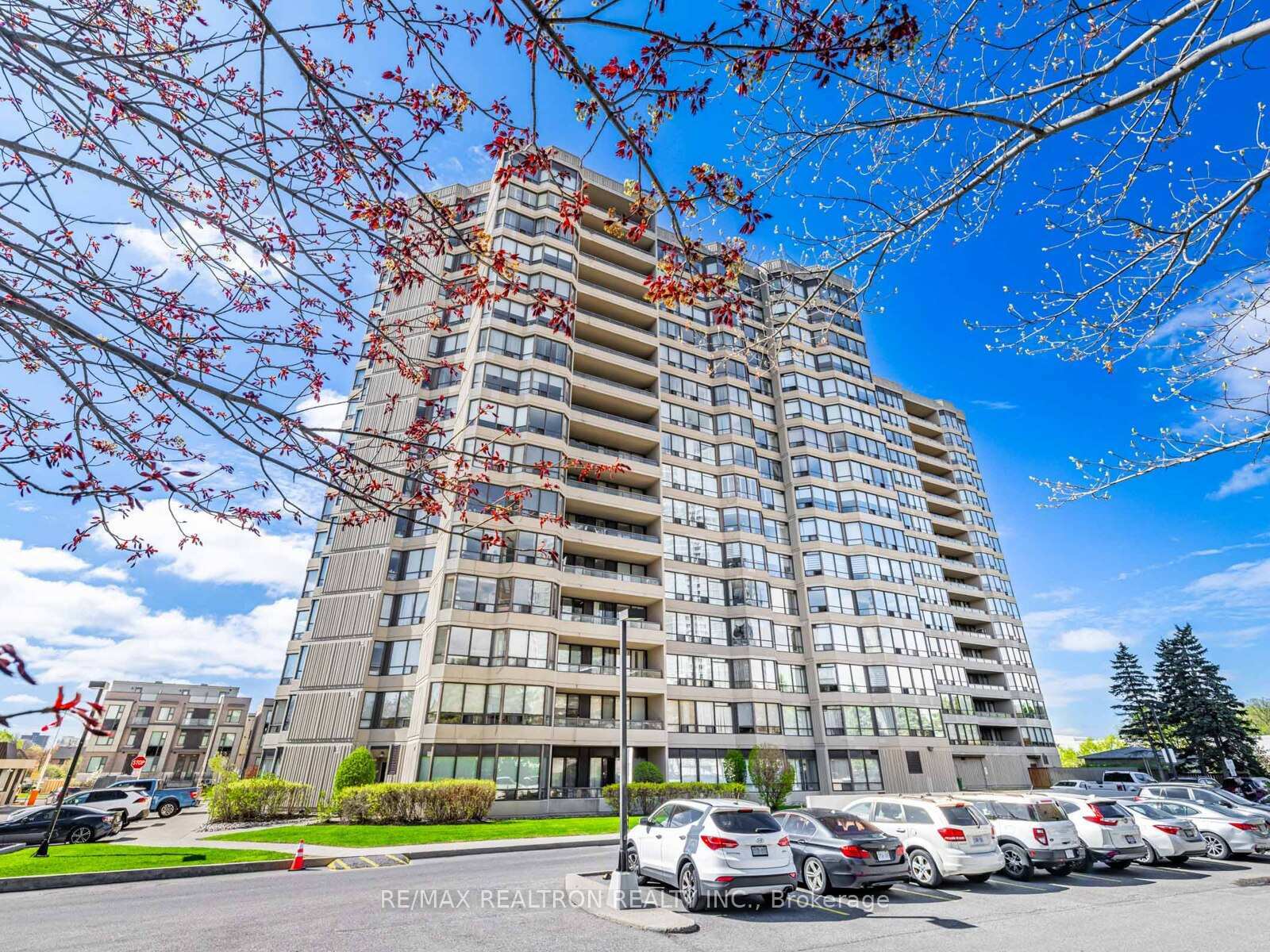 Property Photo: 7420 Bathurst Street N 1611 ON L4J 6X4
