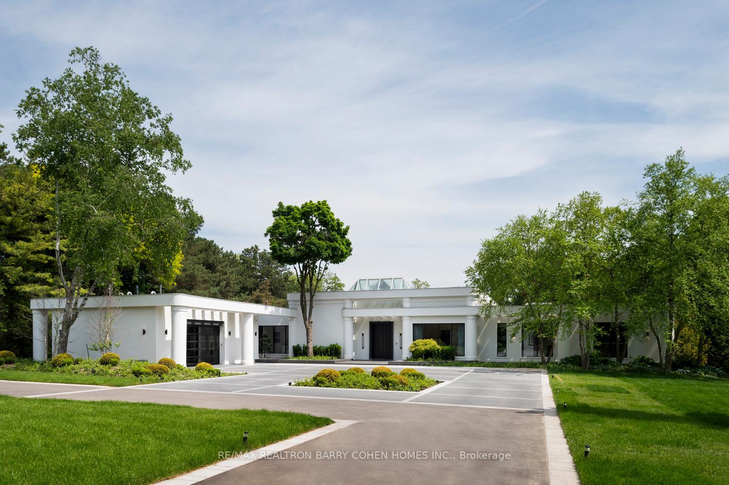 Property Photo: 45 Park Lane Circle ON M3C 2N3