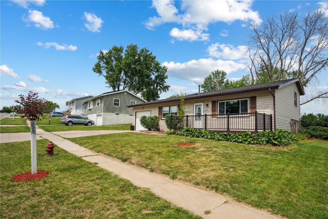 Property Photo: 1005 Lindale Dr IA 52302