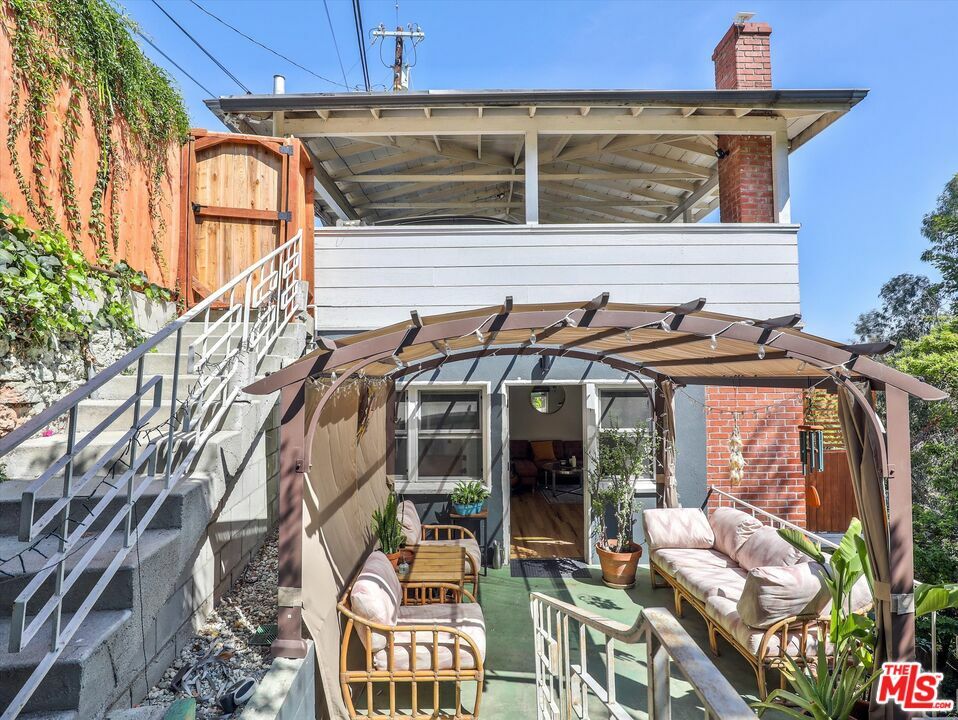 Property Photo: 6921 Paseo Del Serra Dr CA 90068