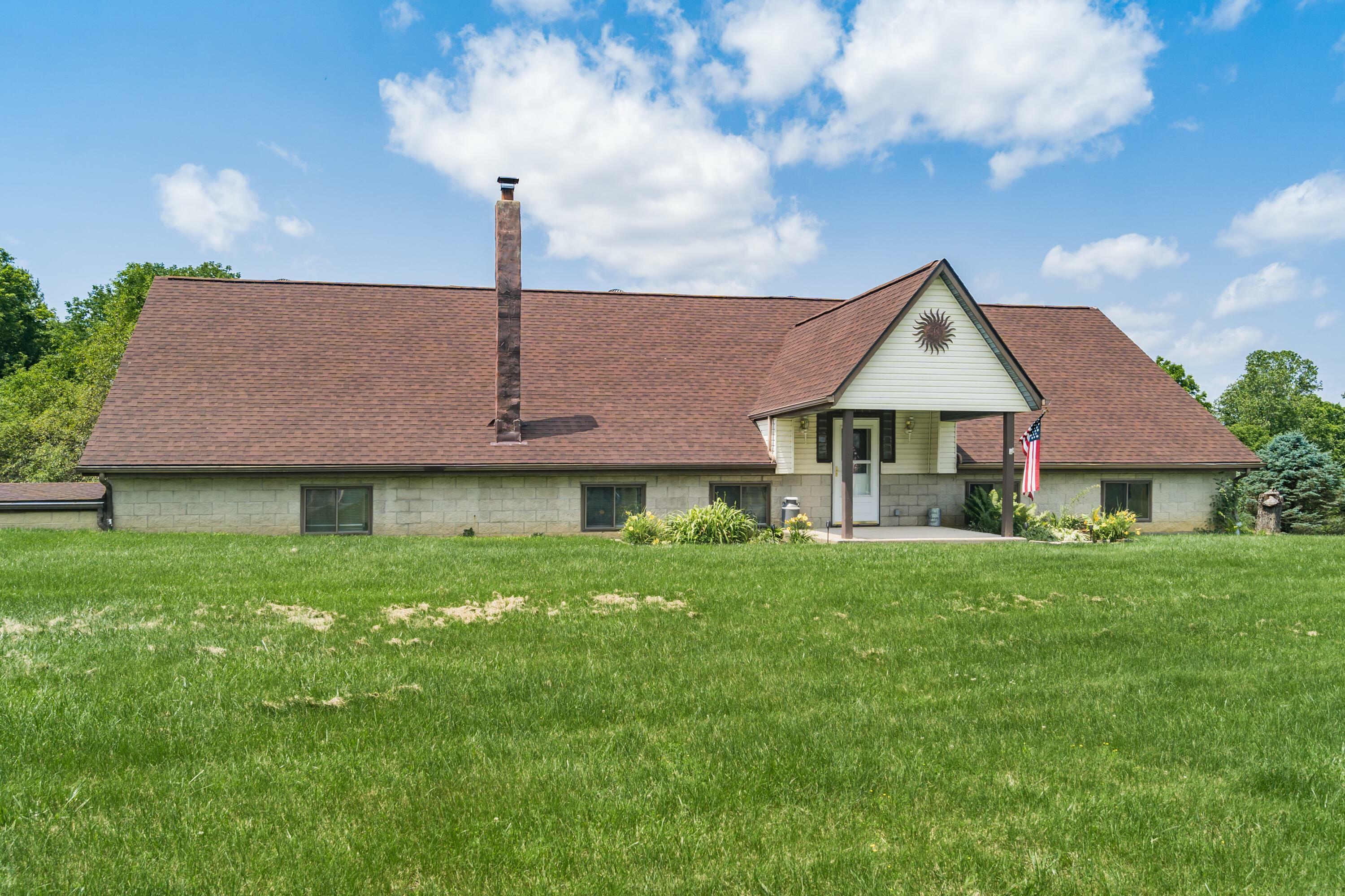Property Photo: 5795 Royalton SW Road OH 43130