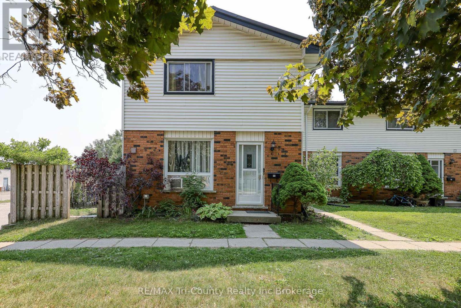 Property Photo:  15 Devonshire Avenue 7  ON N4G 4K7 