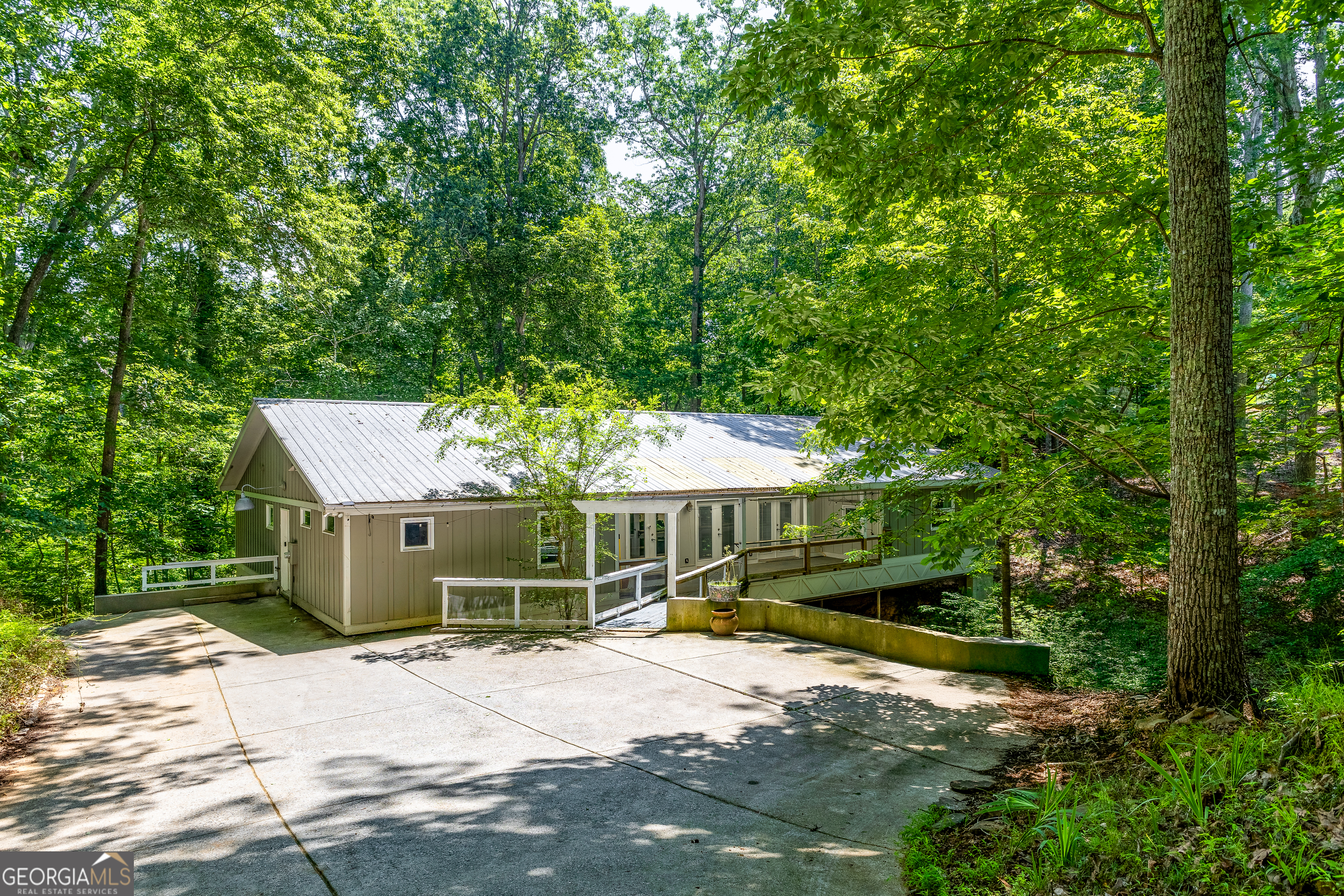 Property Photo: 6567 Tahiti Way GA 30542