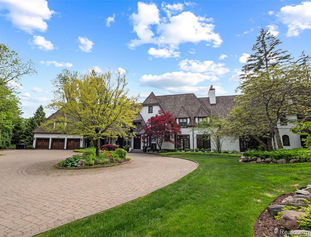 Property Photo: 2010 W Valley Road MI 48304 2159