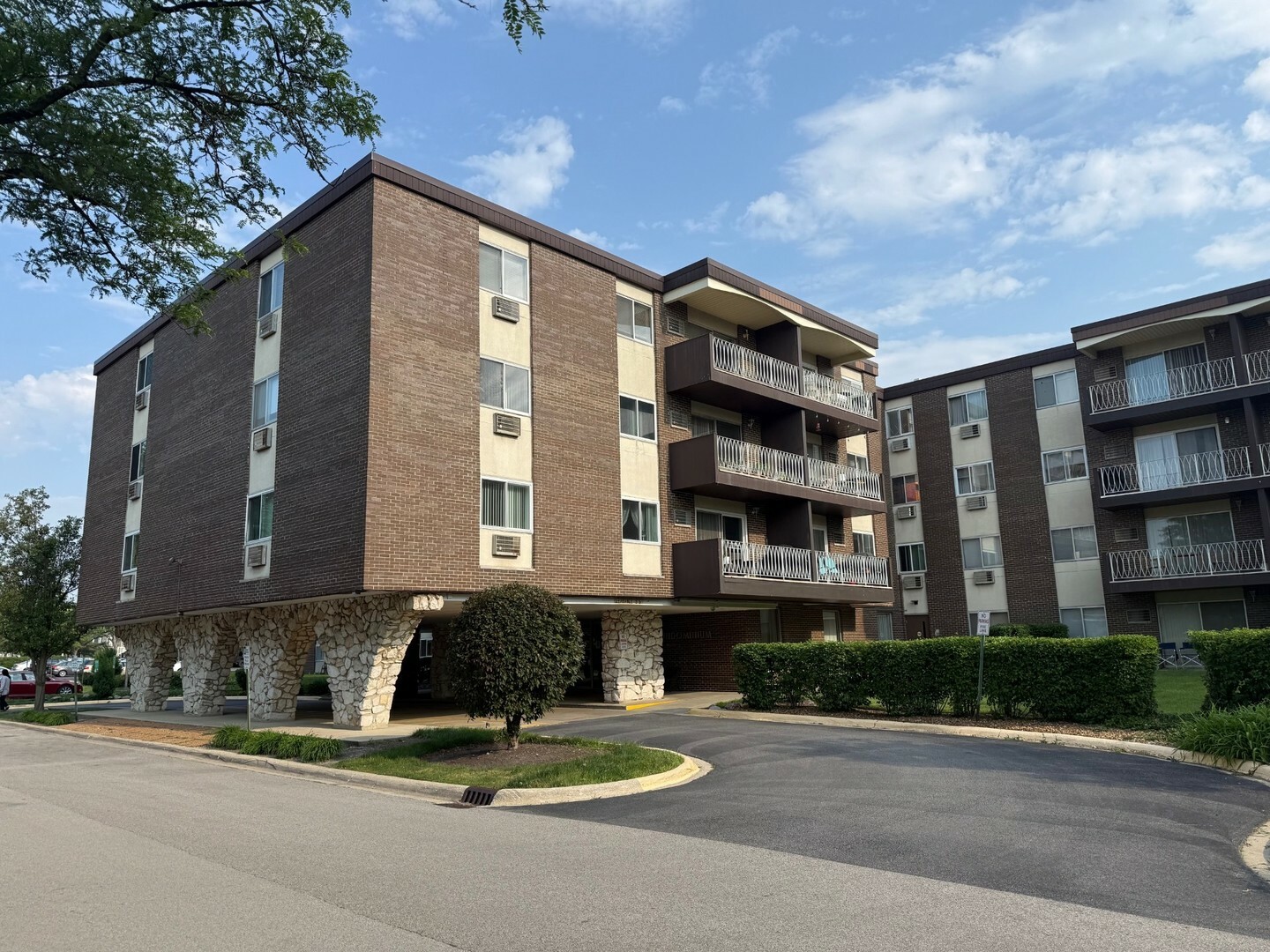 Property Photo: 1311 S Finley Road 411 IL 60148