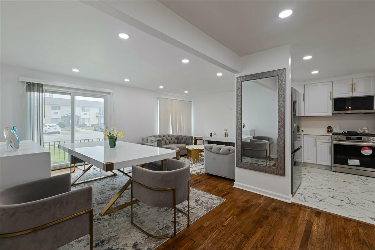 Property Photo: 8916 Kenneth Drive 1E IL 60016