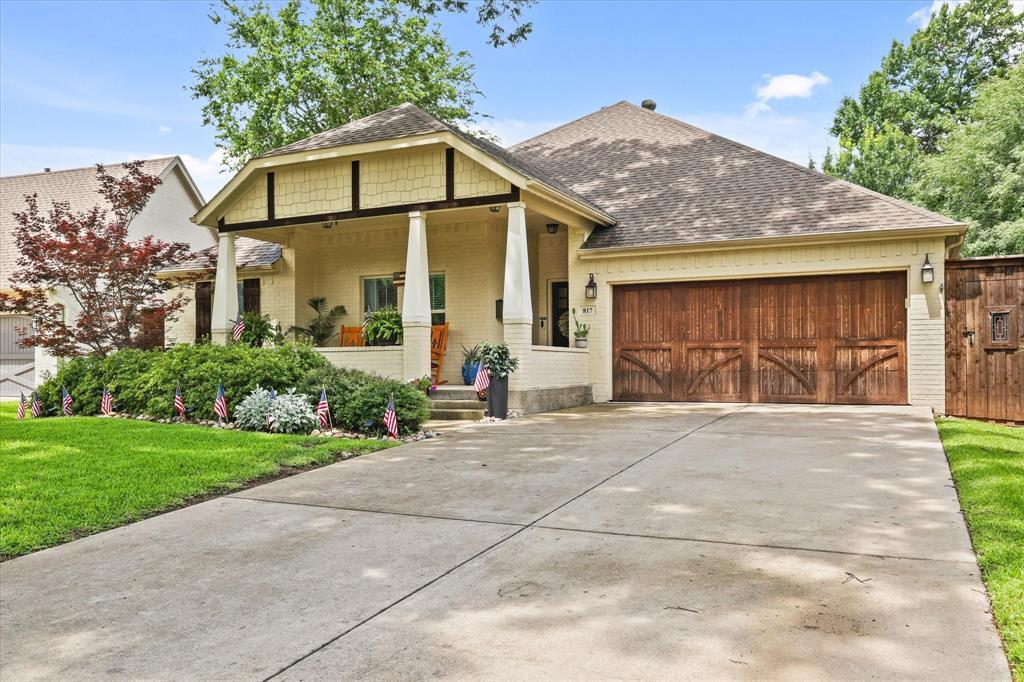 Property Photo: 817 N Bailey Avenue TX 76107