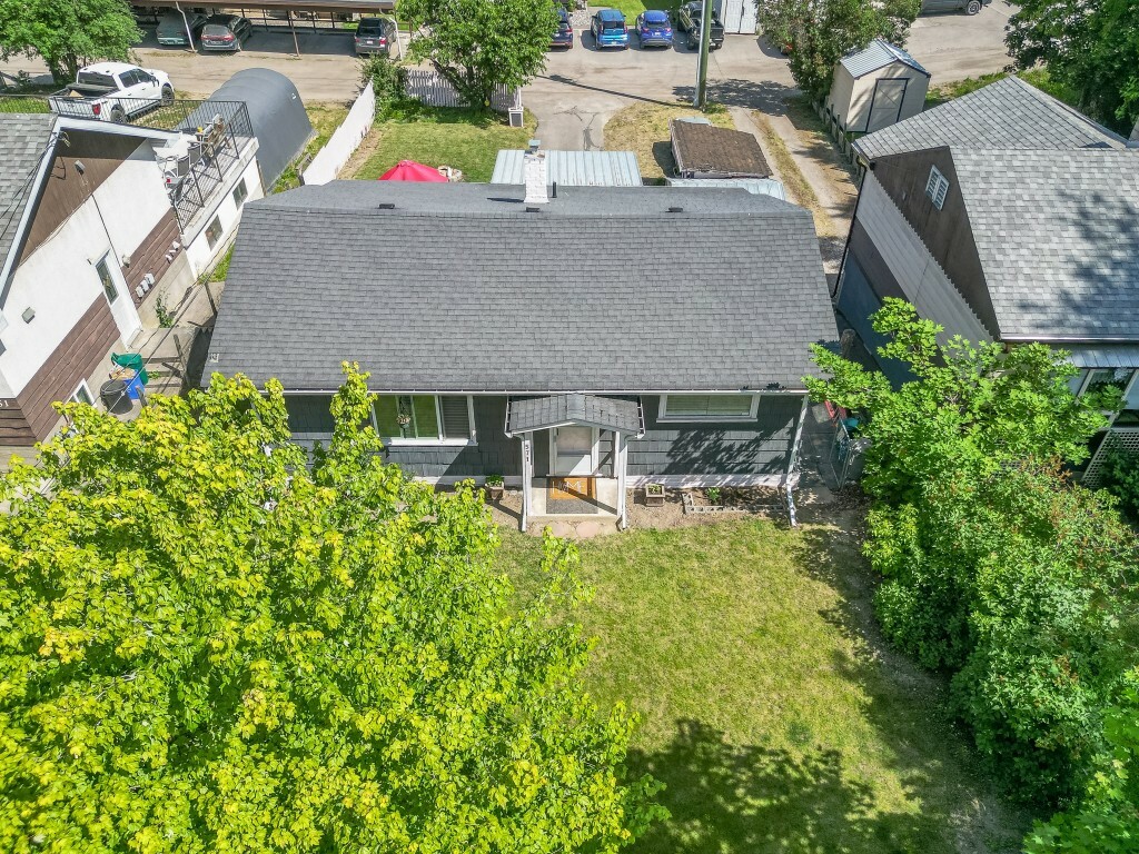 Property Photo: 571 1 Avenue SE BC V1E 1J7