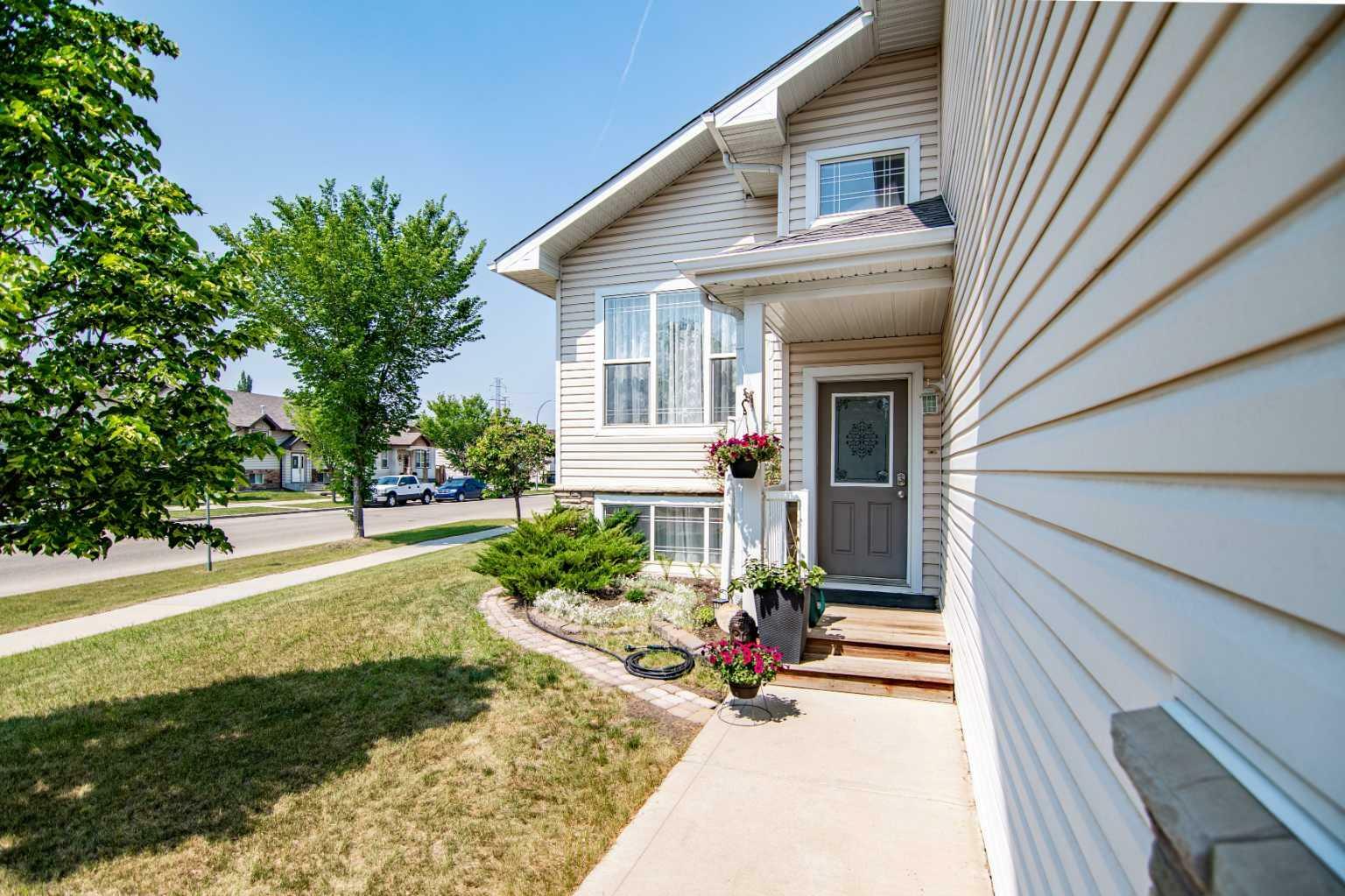 Property Photo: 4 Isbister Close AB T4R 0B8