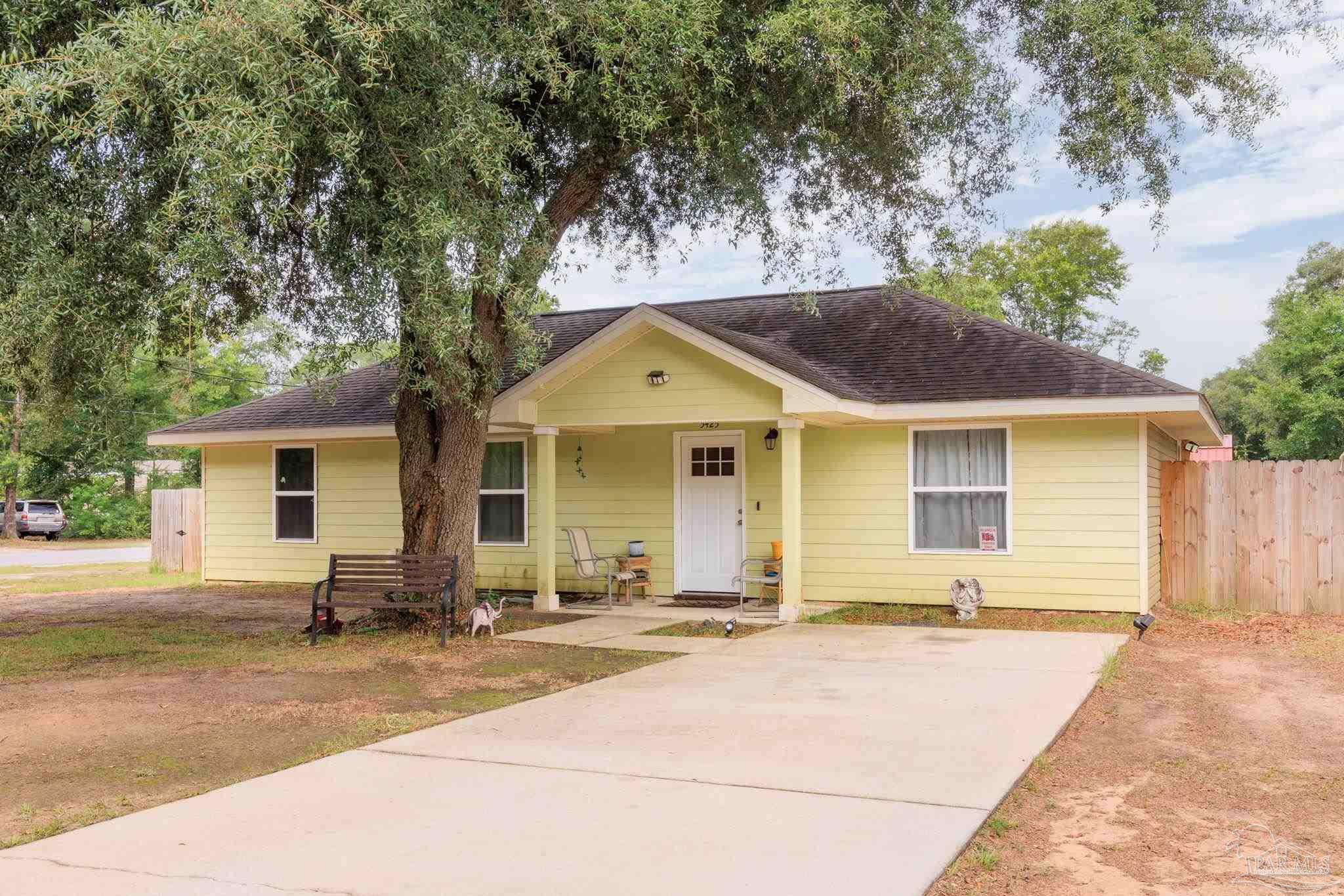 Property Photo: 5425 Bluebird St FL 32583