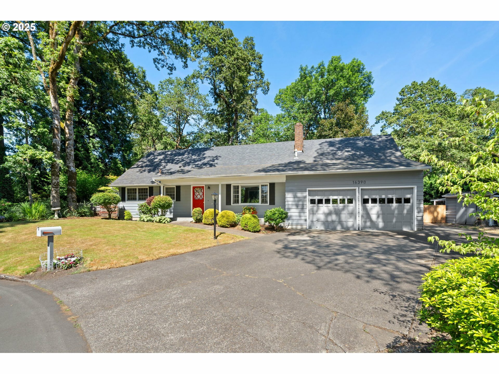 Property Photo: 16390 SE Hillside Ln OR 97267