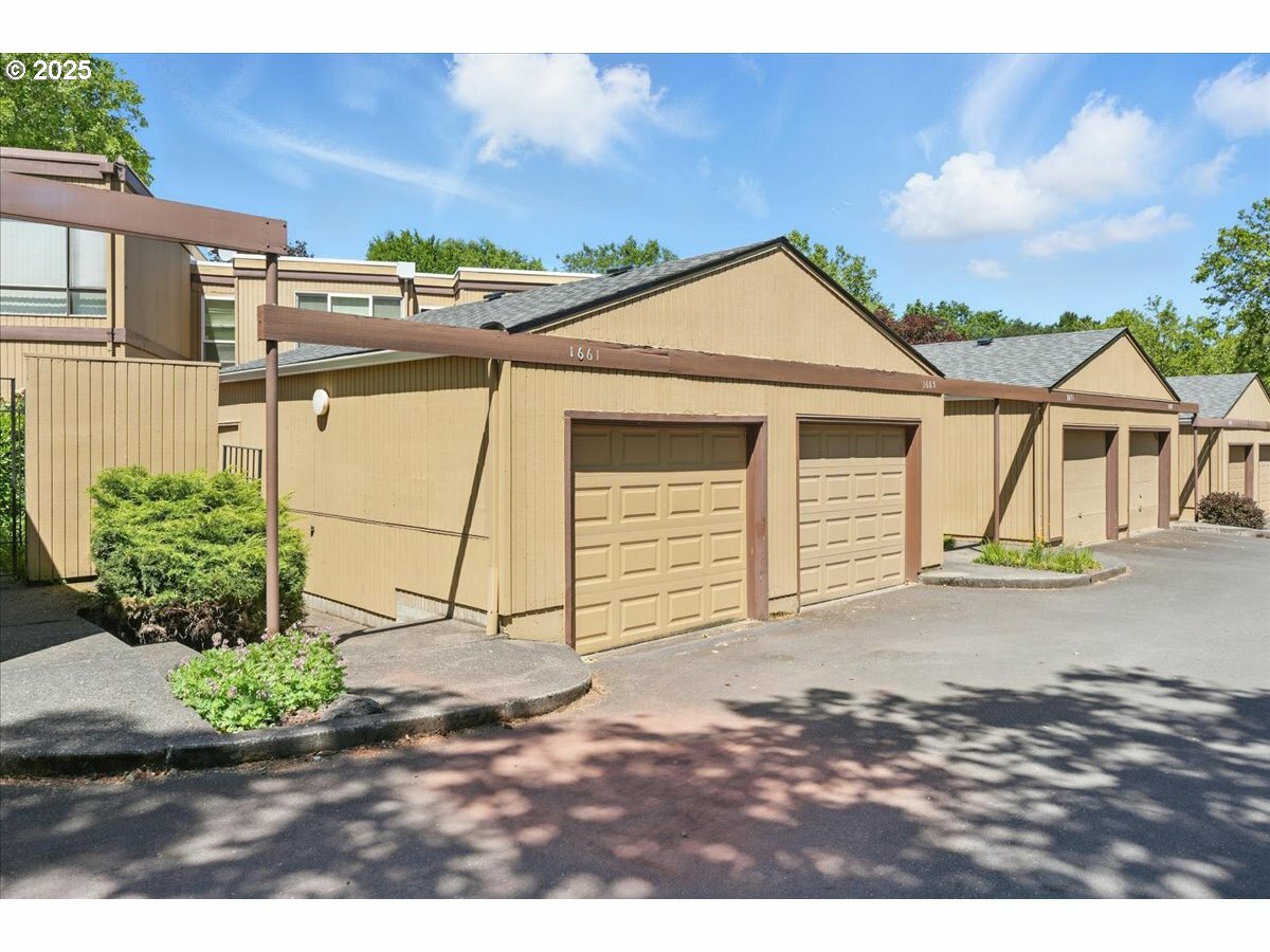 Property Photo: 1661 NW Lakeway Ln OR 97006