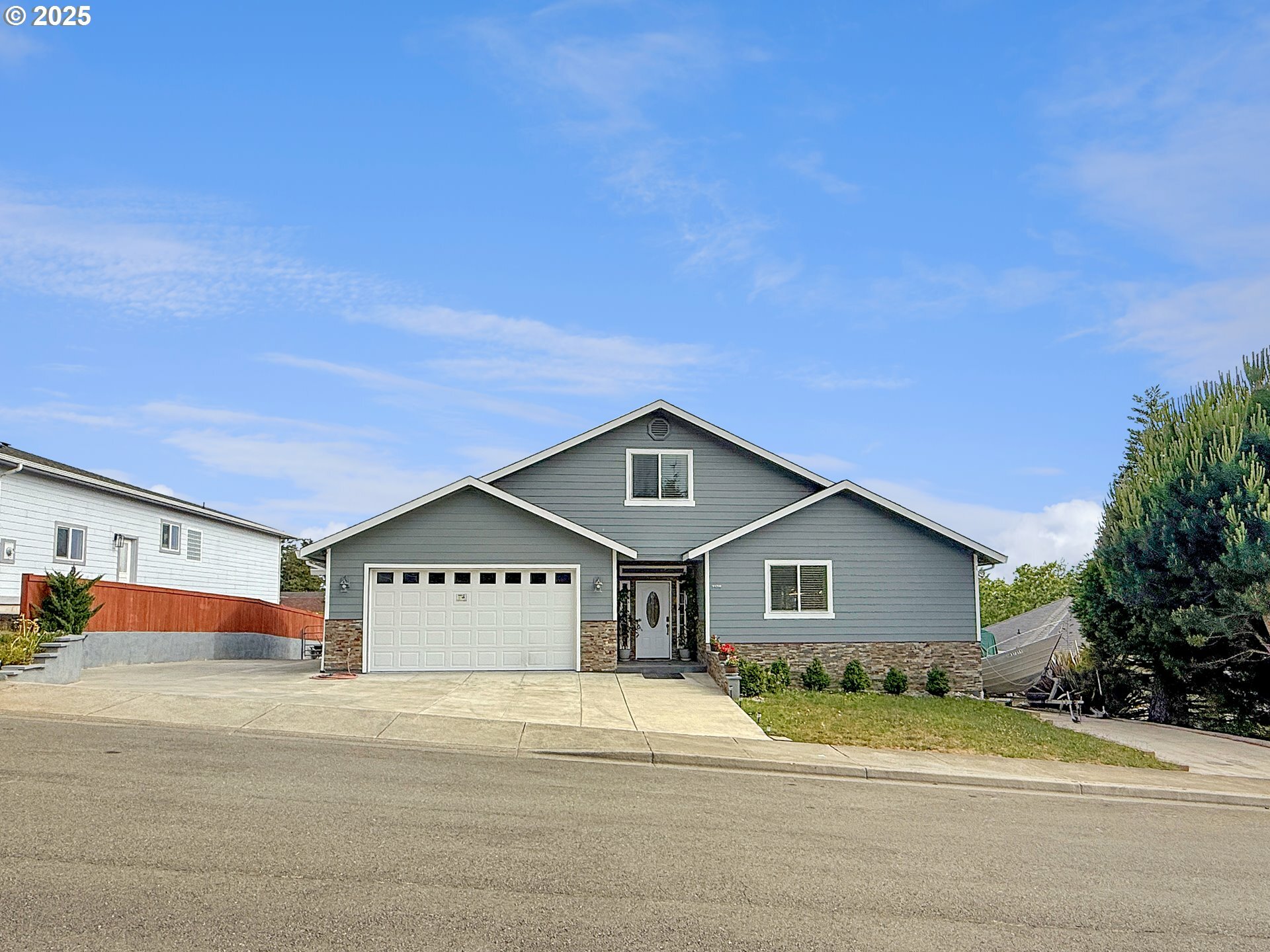 Property Photo: 7175 Vista Ridge Dr OR 97415