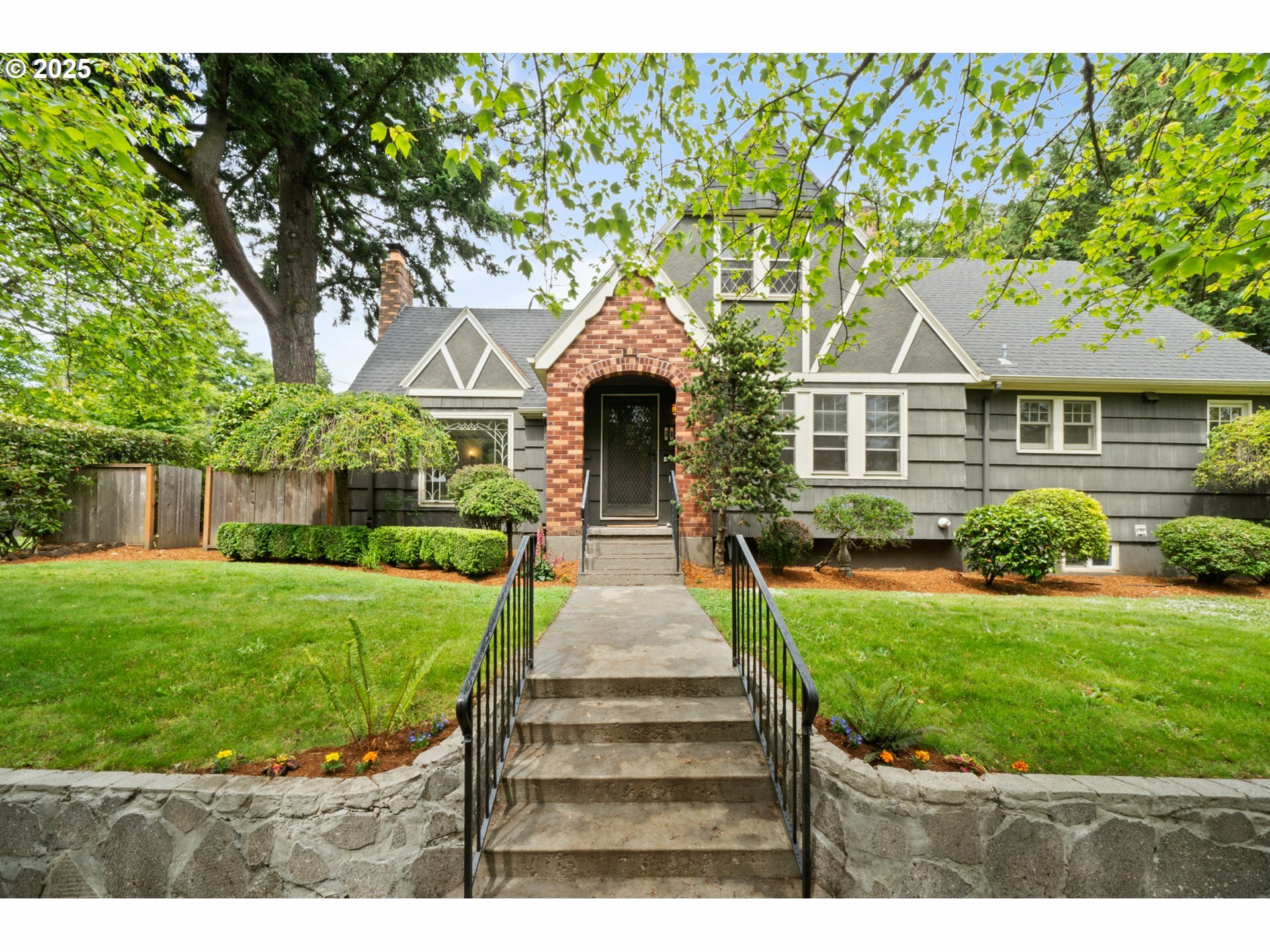 Property Photo:  6011 NE Thompson St  OR 97213 