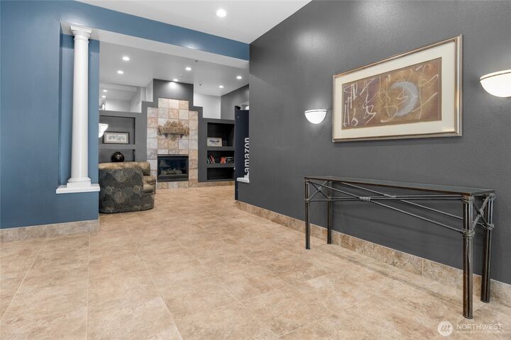 Property Photo:  4343  Roosevelt Way NE 401  WA 98105 