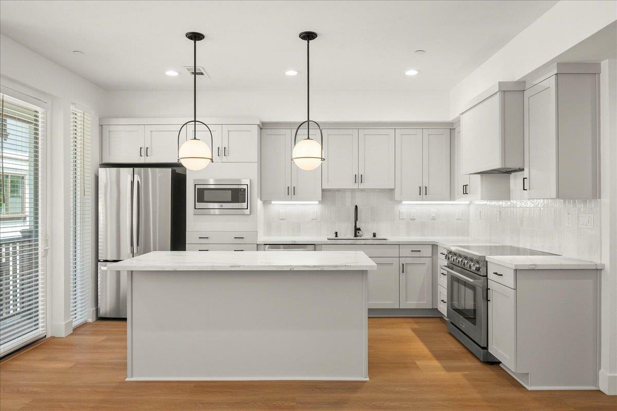 Property Photo: 224 Carroll Street 7 CA 94086