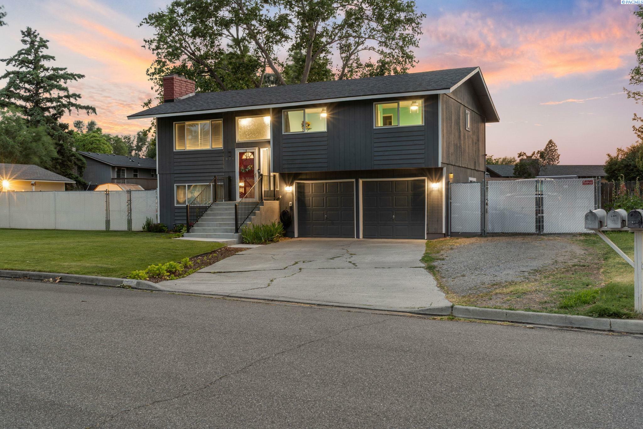 Property Photo: 604 S Buchanan St WA 99336