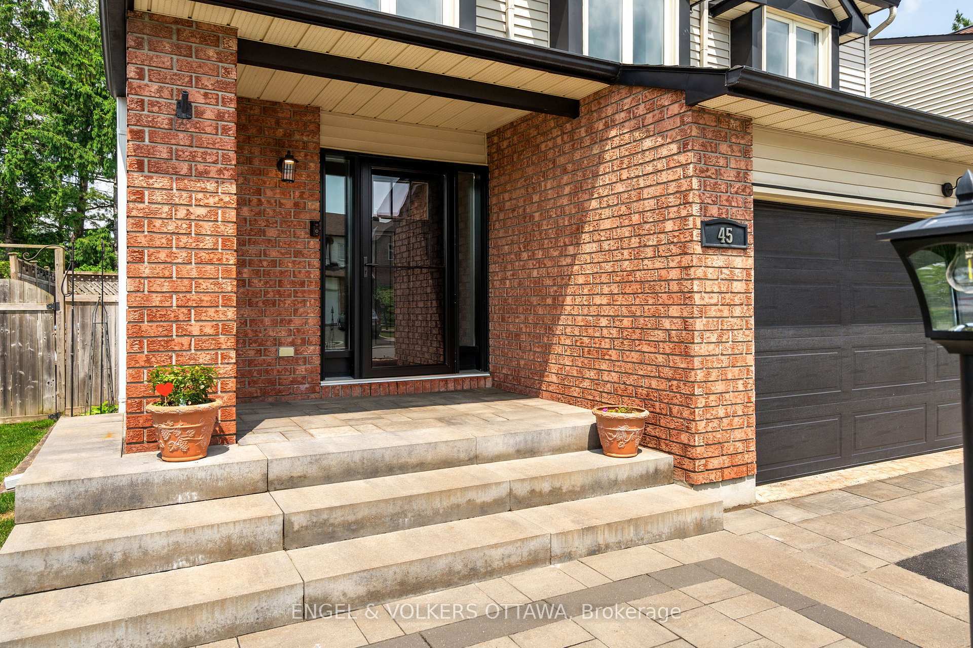 Photo de la propriété:  45 Townsend Drive  ON K2J 2T8 