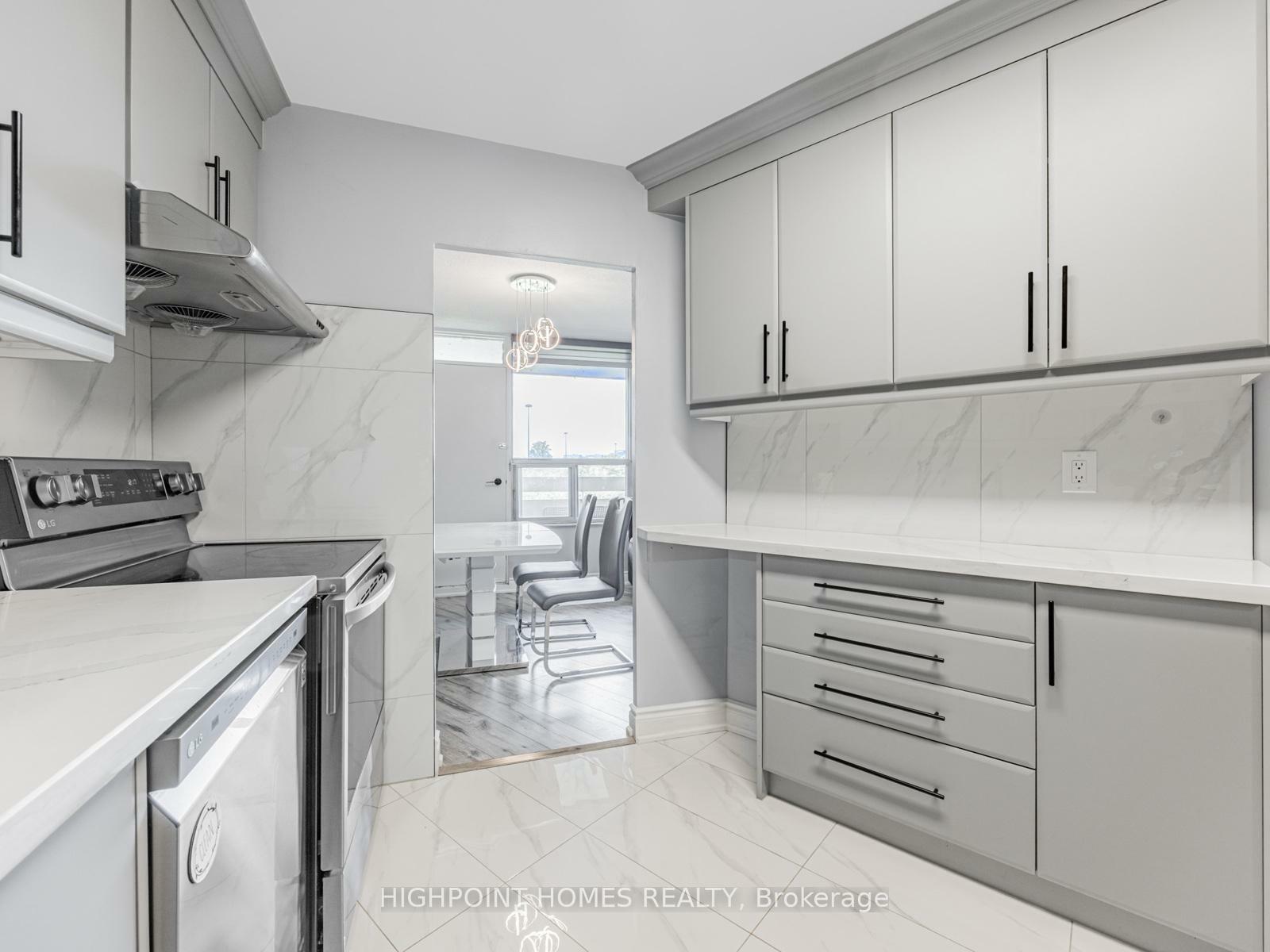 Property Photo: 10 Edgecliff Golfway 919 ON M3C 3A3
