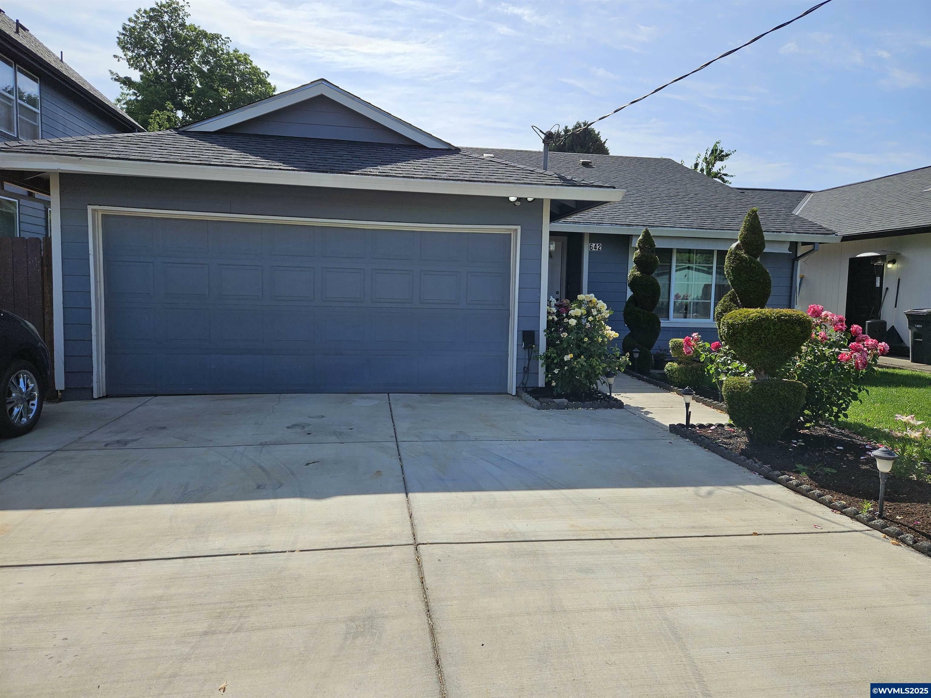 Property Photo:  642 Leasure St  OR 97071 