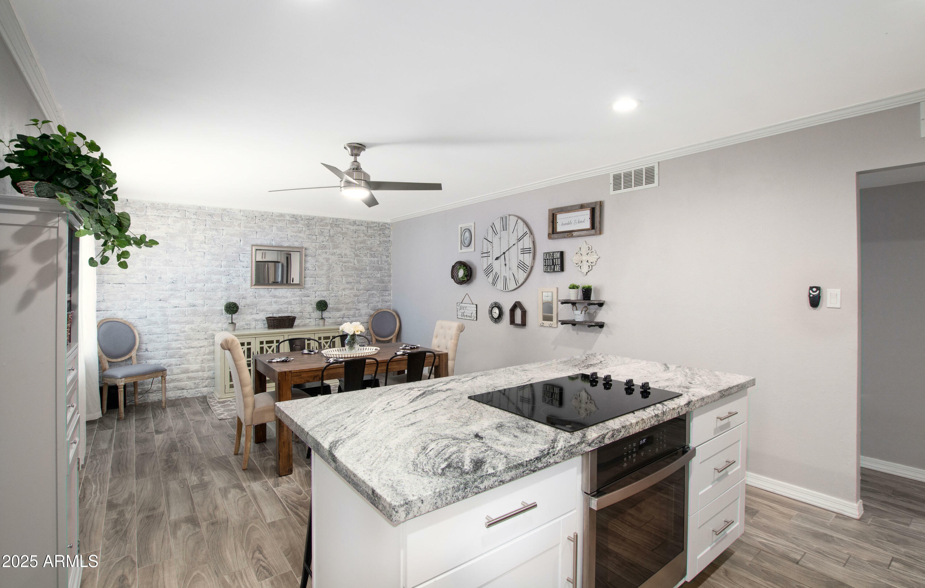 Property Photo: 1411 E Broadmor Drive AZ 85282