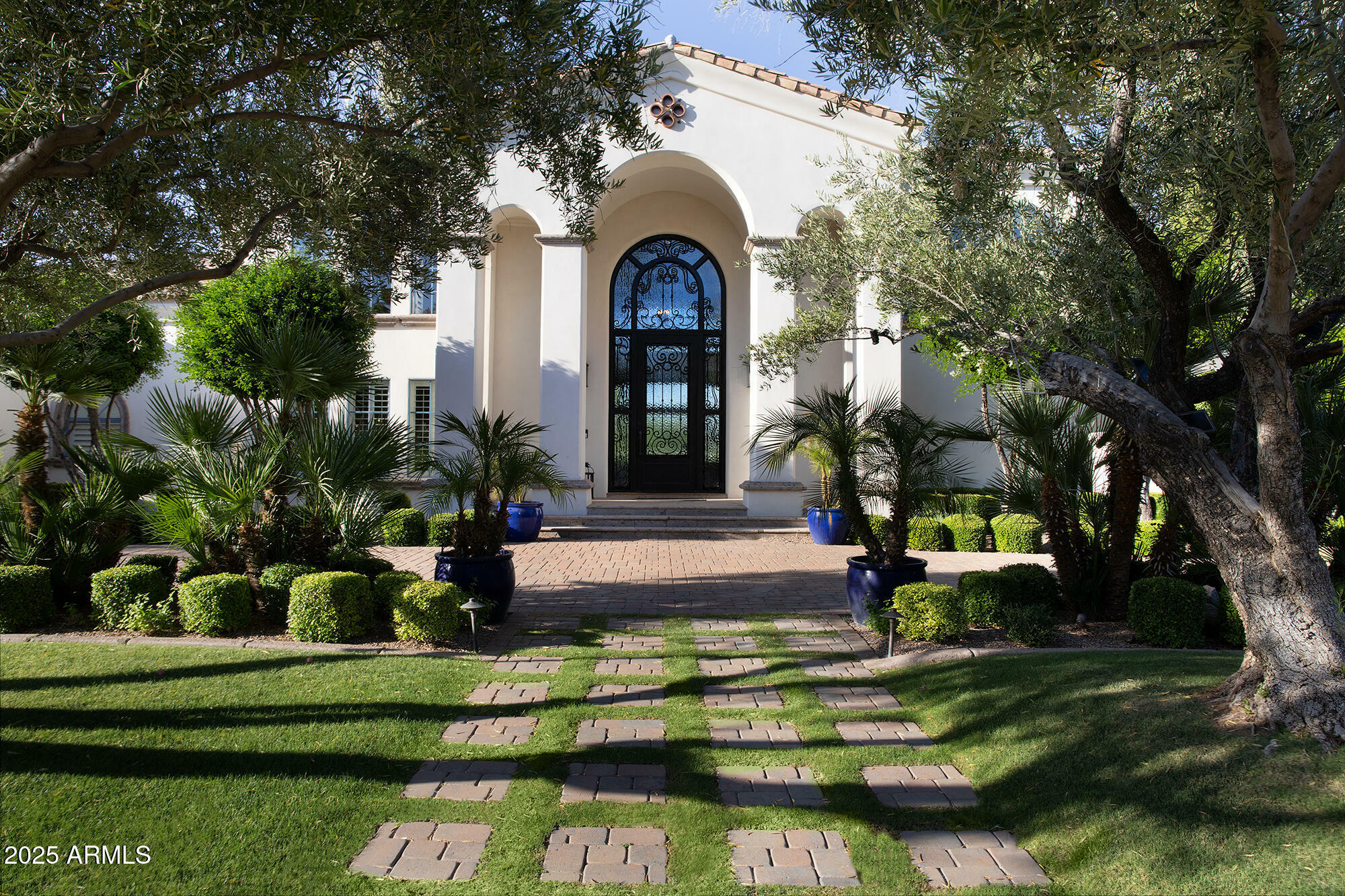 Property Photo: 5610 E Sanna Street AZ 85253