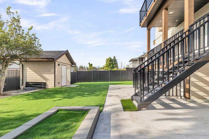 Photo de la propriété:  9087 112 Street  BC V4C 4X7 