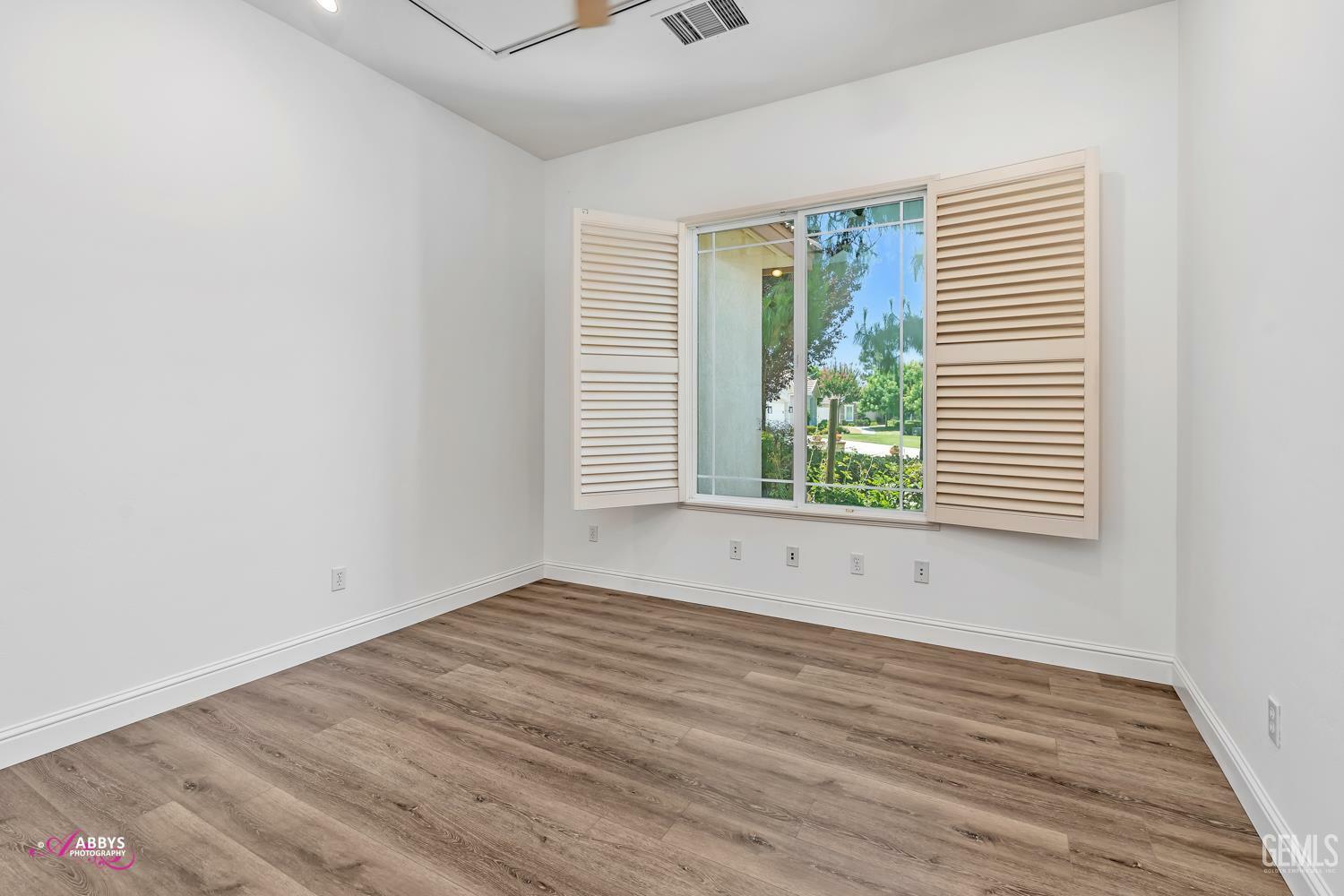 Property Photo: 10102 Lace Cascade Court CA 93311