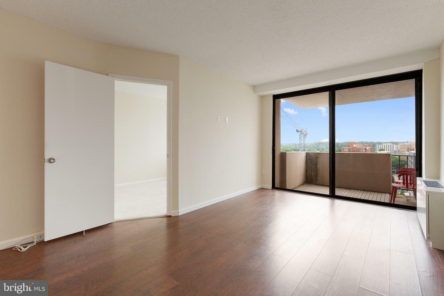 Property Photo: 4141 N Henderson Road 1114 VA 22203