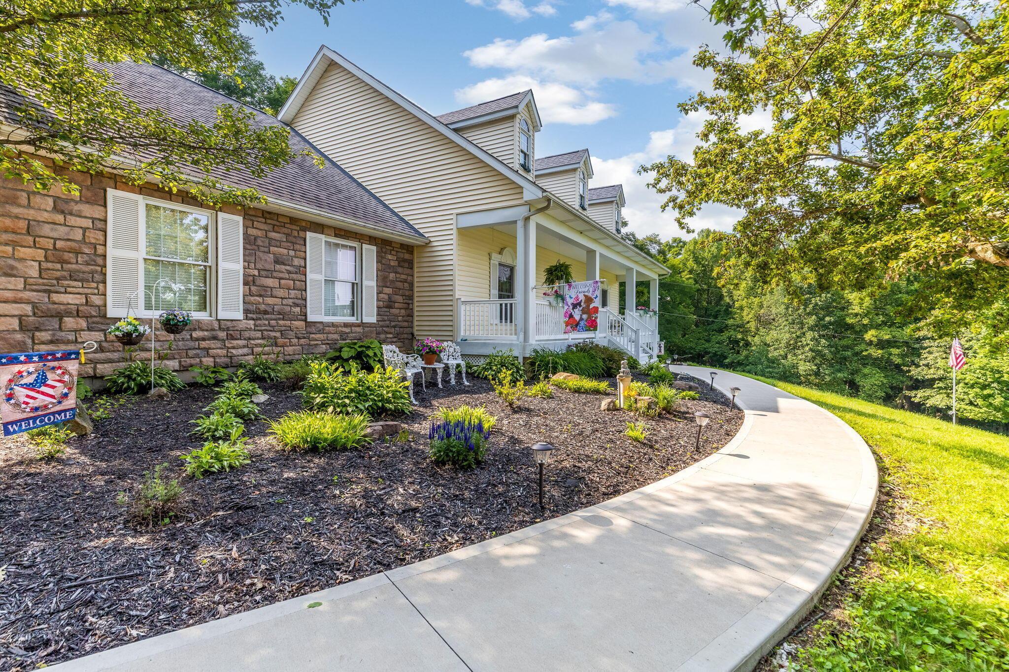 Property Photo: 2474 Sleepy Hollow SE Road OH 43056