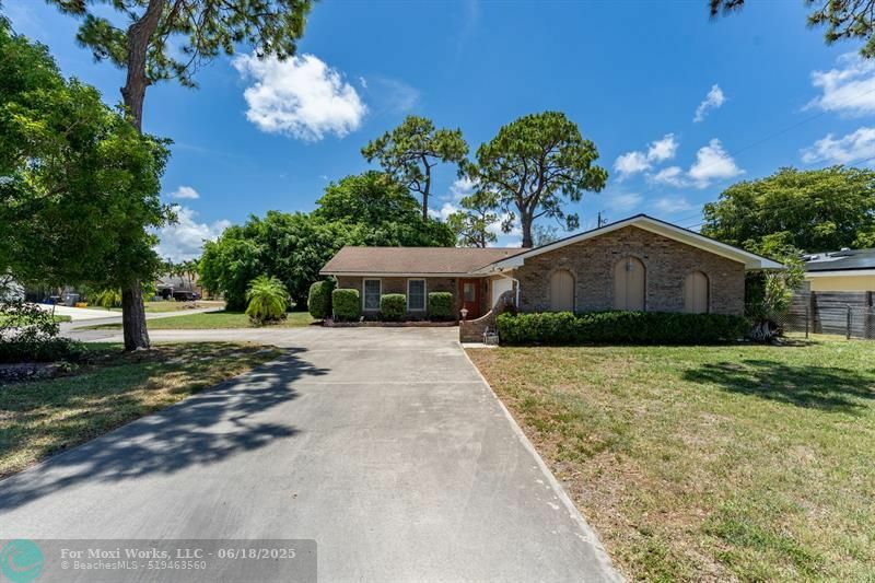 Property Photo: 6301 Boyd Ln FL 33462