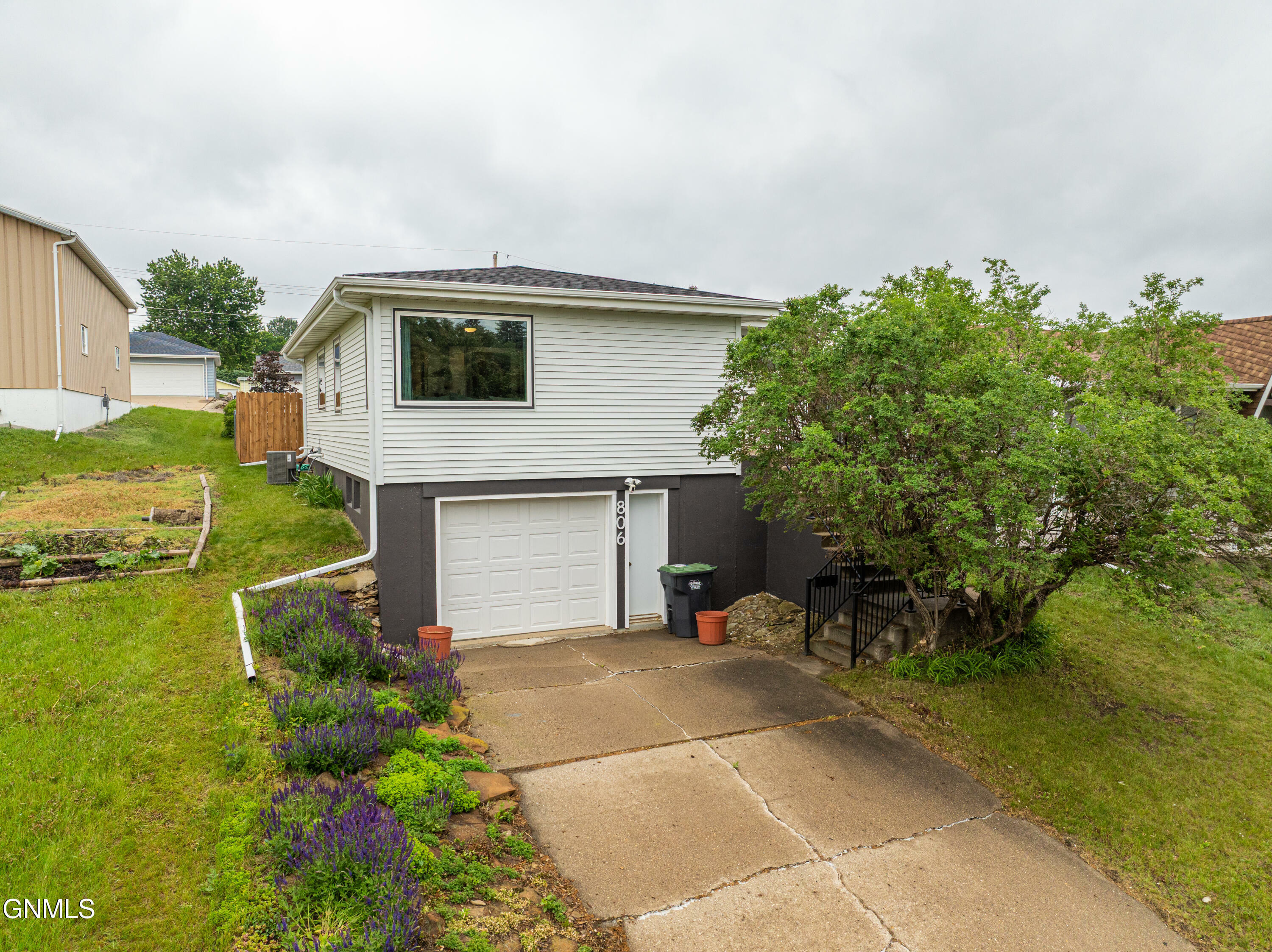 Property Photo: 806 1st Avenue NW ND 58554