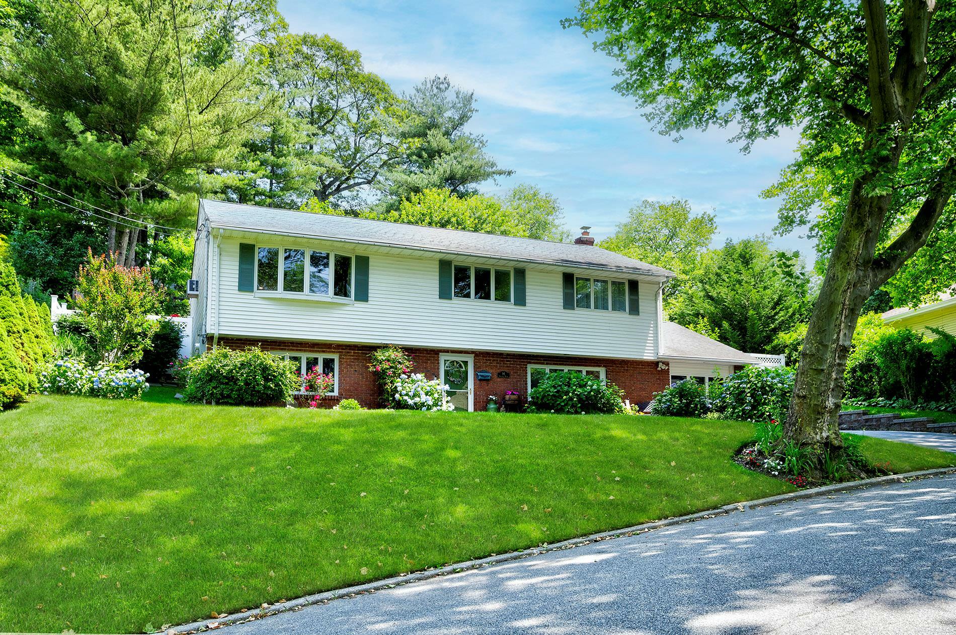 Property Photo:  94 Iceland Drive  NY 11746 