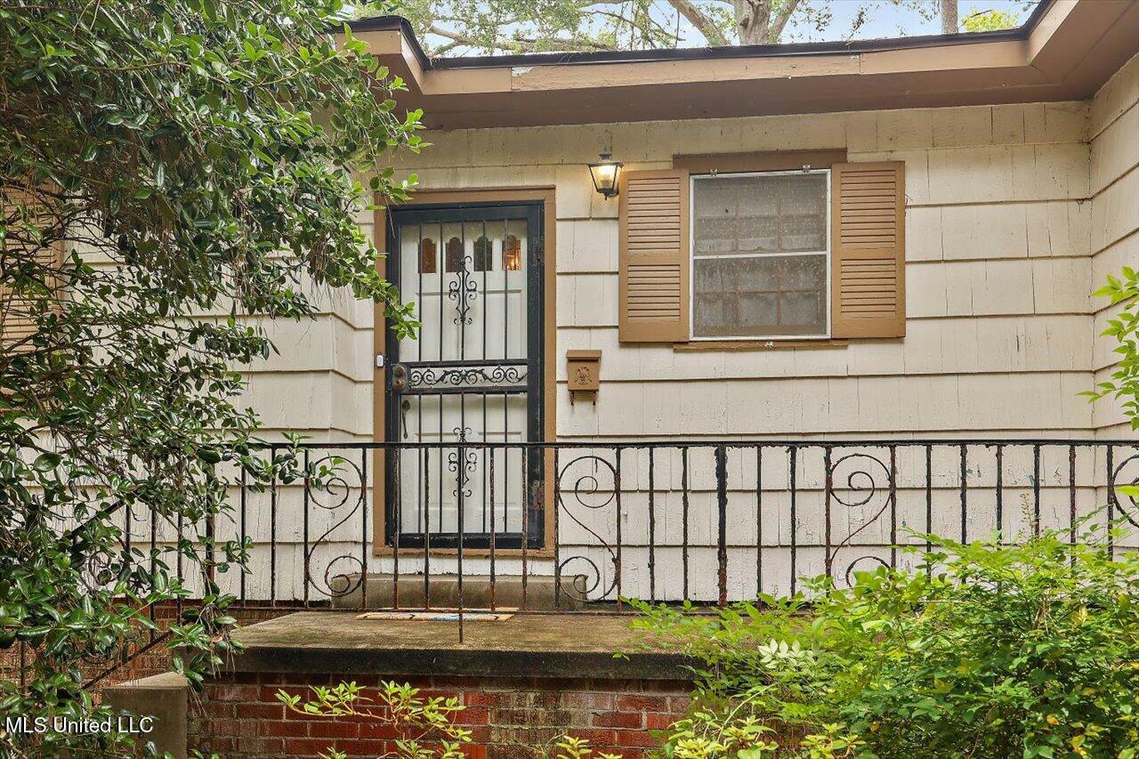 Property Photo: 1032 Meadowbrook Road MS 39206