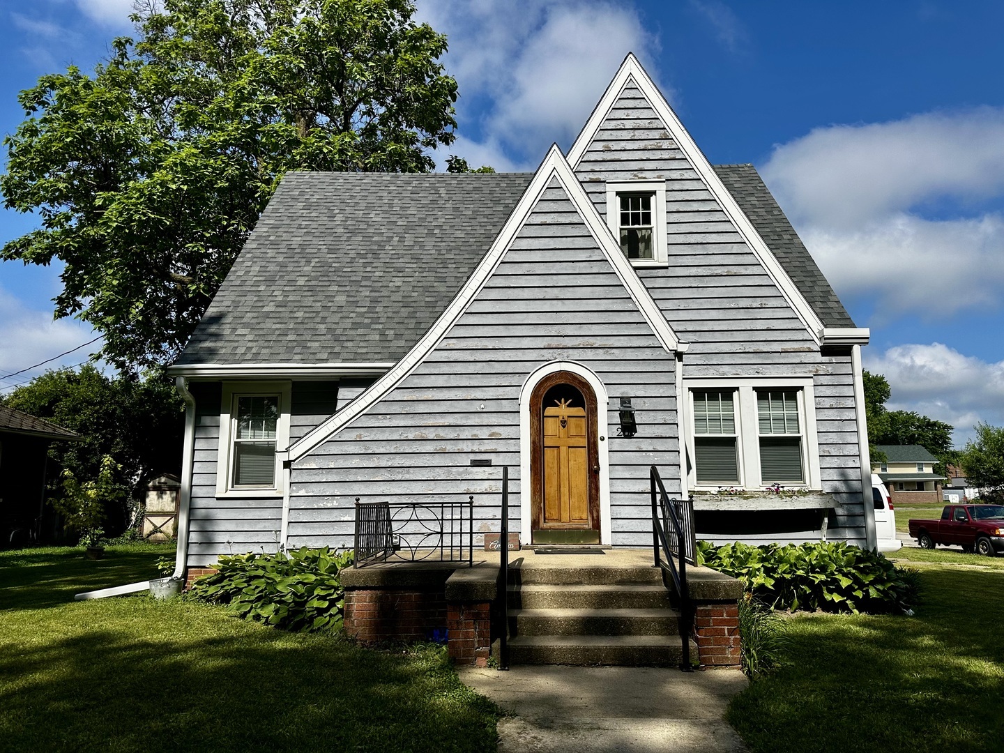Property Photo:  201 S Jackson Street  IL 61727 