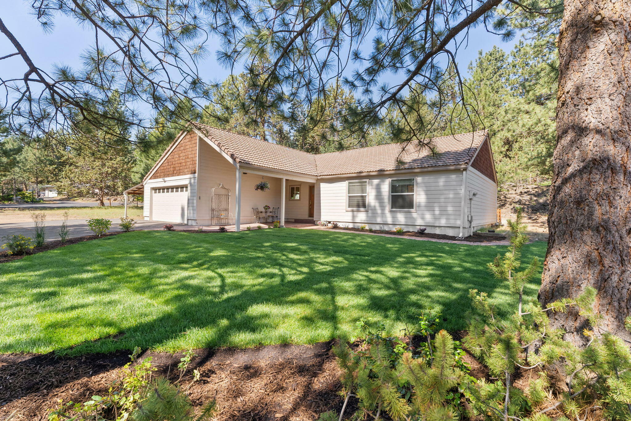 Property Photo: 60781 Country Club Drive OR 97702