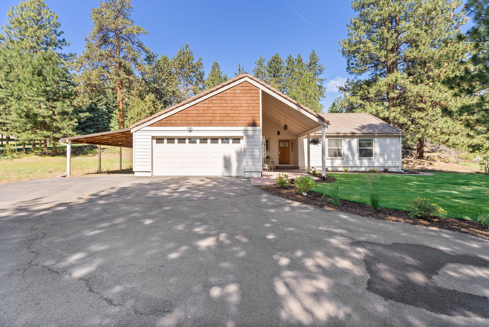 Property Photo: 60781 Country Club Drive OR 97702