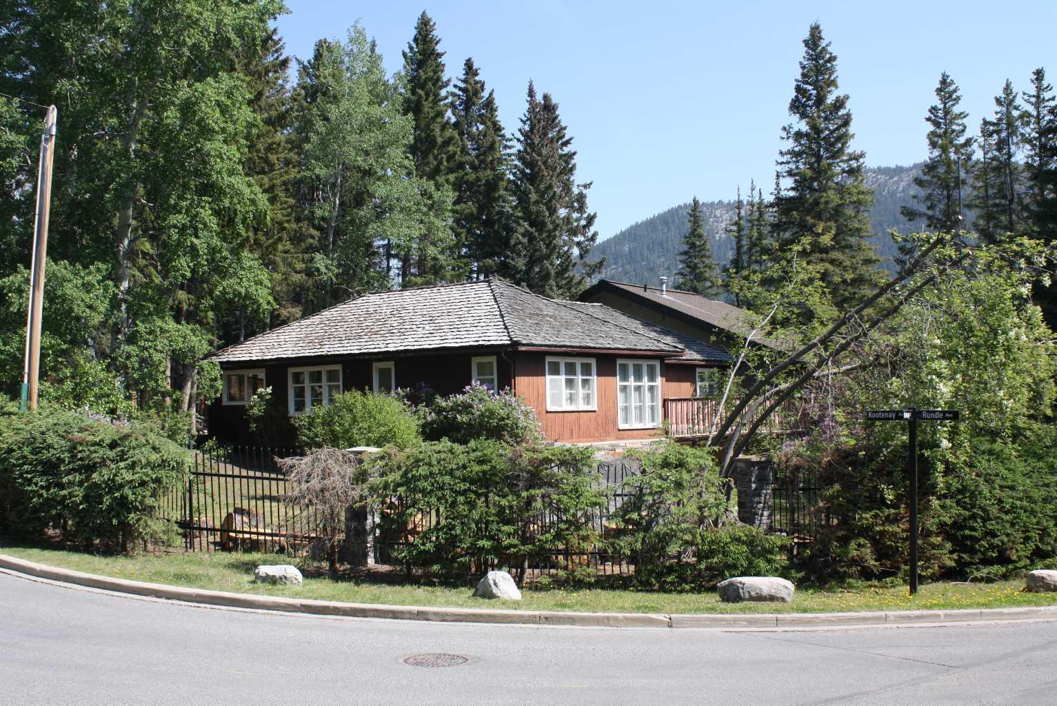 Property Photo:  140 Kootenay Avenue  AB T1L 1E3 