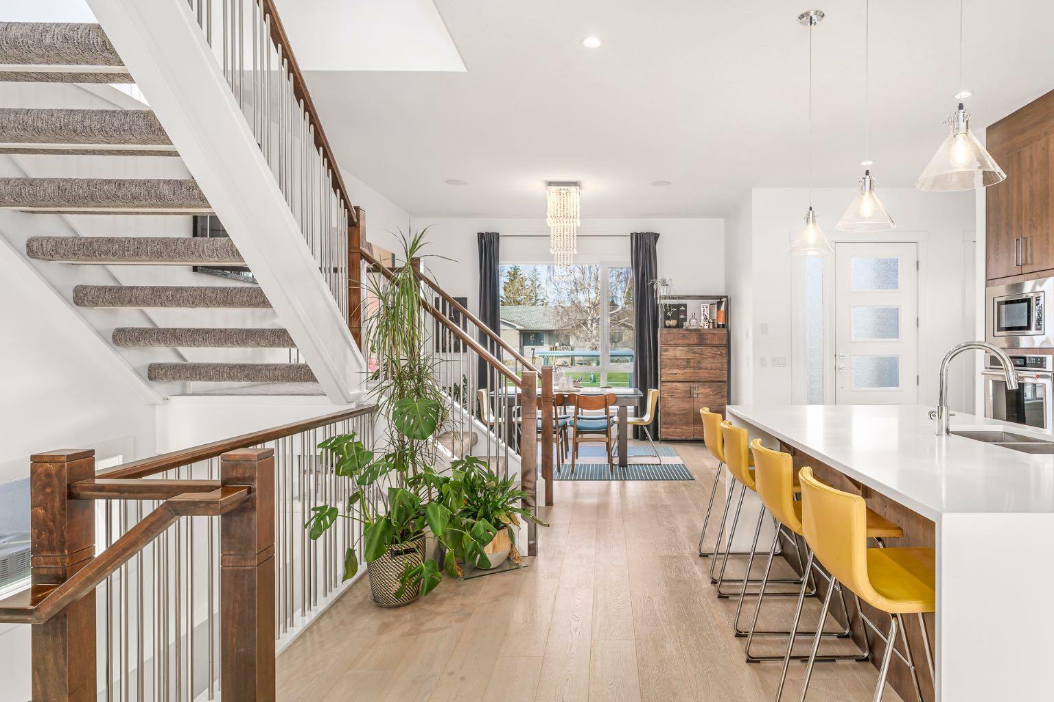 Property Photo:  3032 37 Street SW  AB T3E 3B6 