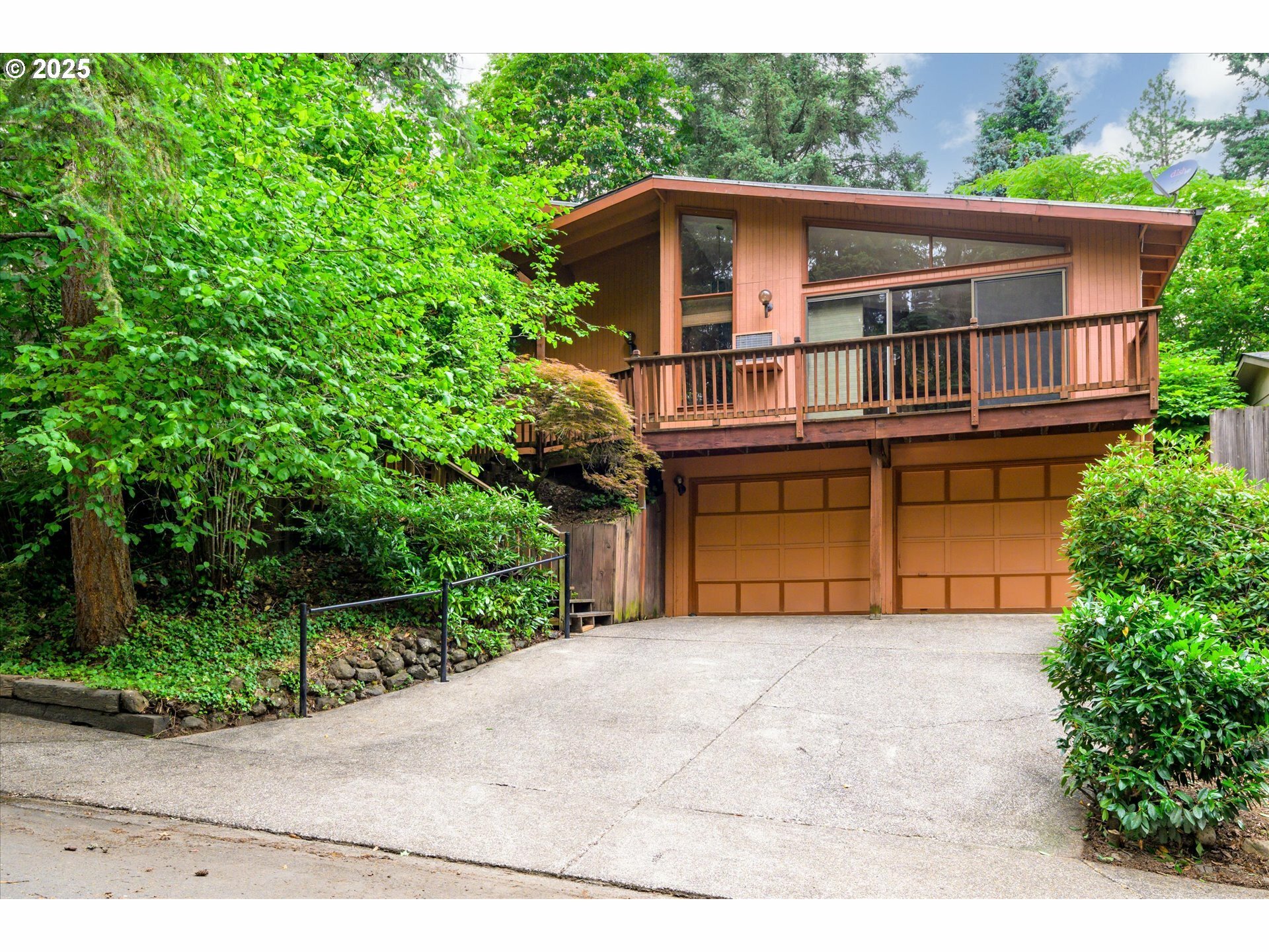 Property Photo: 761 Foothill Dr OR 97405