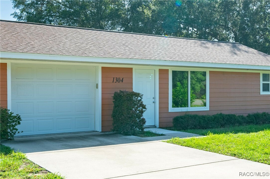 Property Photo: 1304 Old Floral City Road FL 34450